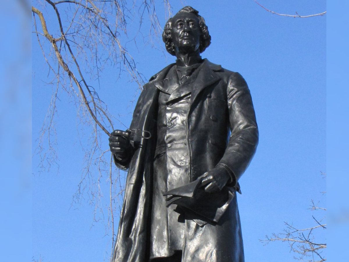 A statue of John A. MacDonald.