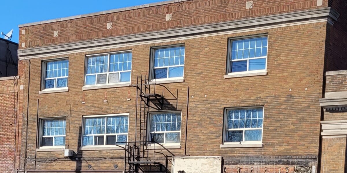 An image of the building exterior at 1083 Main Street E. in Hamilton, which offers affordable housing now threatened by renoviction.