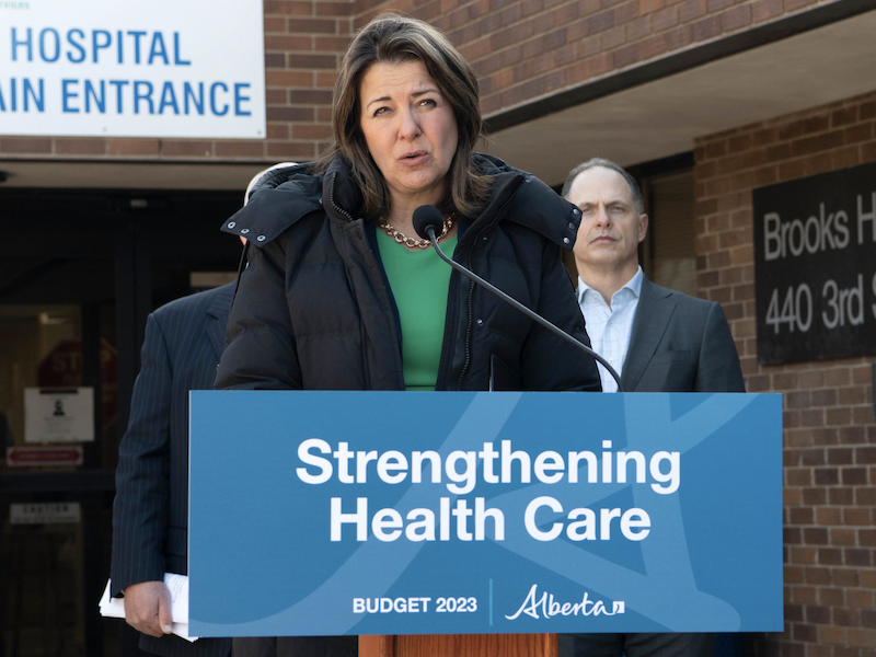 Alberta Premier Danielle Smith at the hospital in Brooks. Alberta Health Services South Zone associate medical director Michael Bering appears behind her (Photo: Chris Schwarz, Government of Alberta).