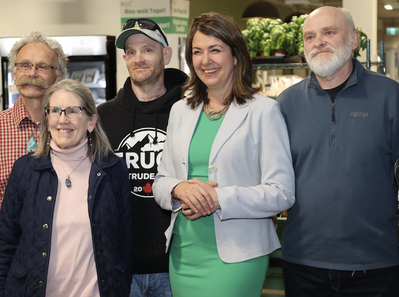 No idea she was associating with convoy supporters? Danielle Smith poses with other participants at last week’s UCP fundraiser, including a gentleman in a “Truck Trudeau” hoodie.