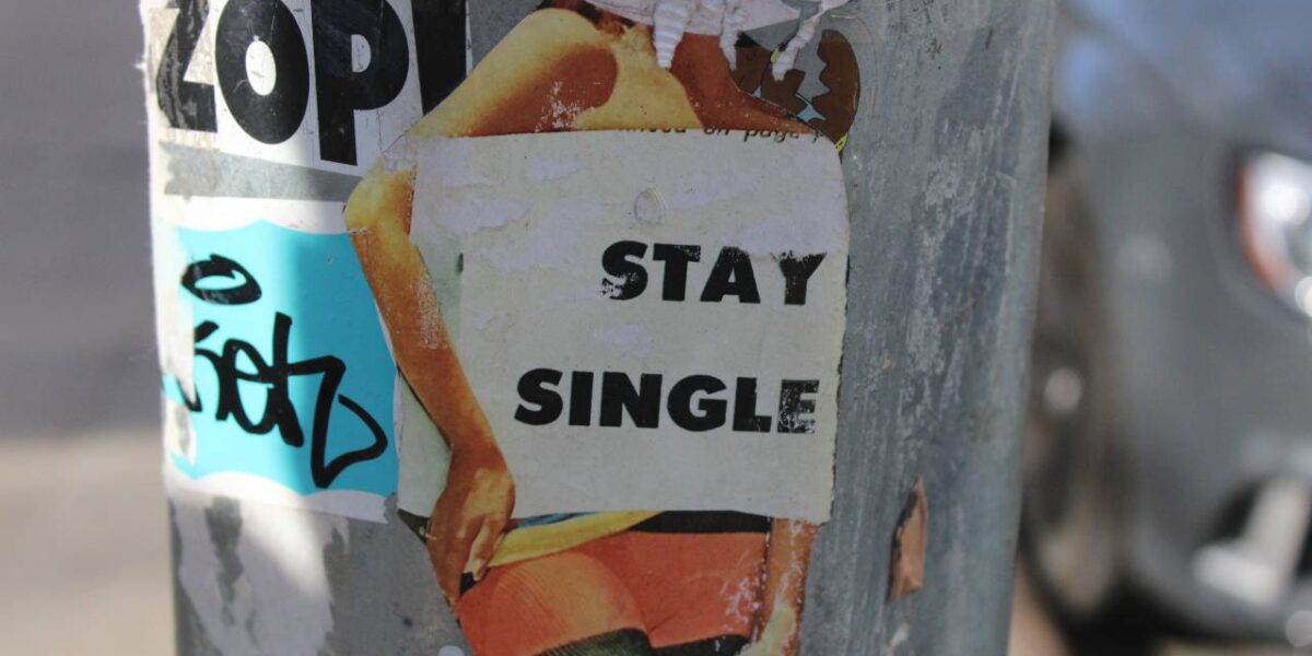 A small sign saying "stay single."