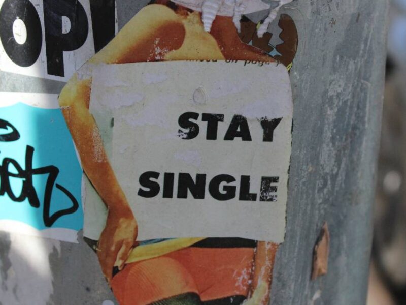 A small sign saying "stay single."