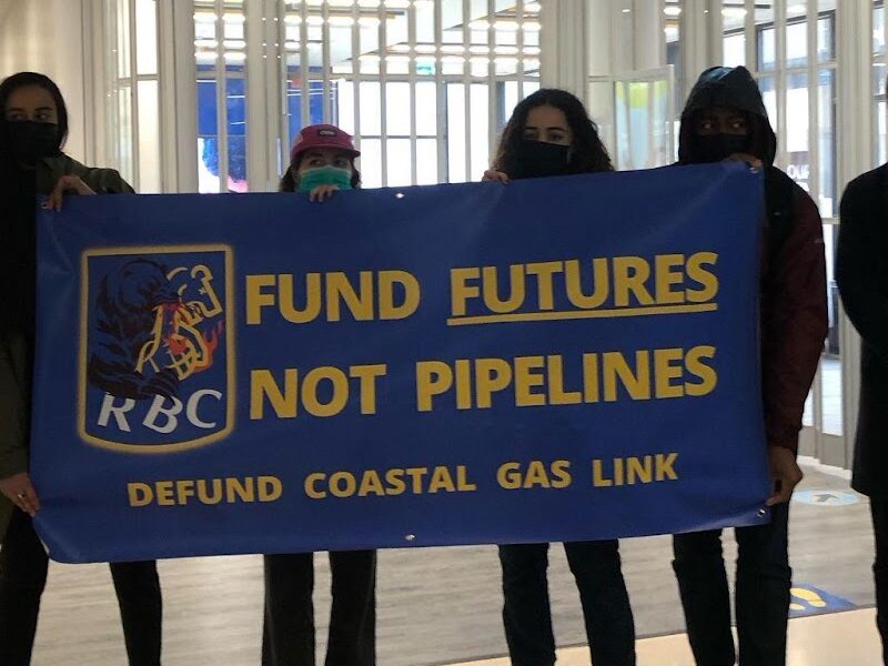 uOttawa students demonstrating outside the RBC uOttawa campus branch.