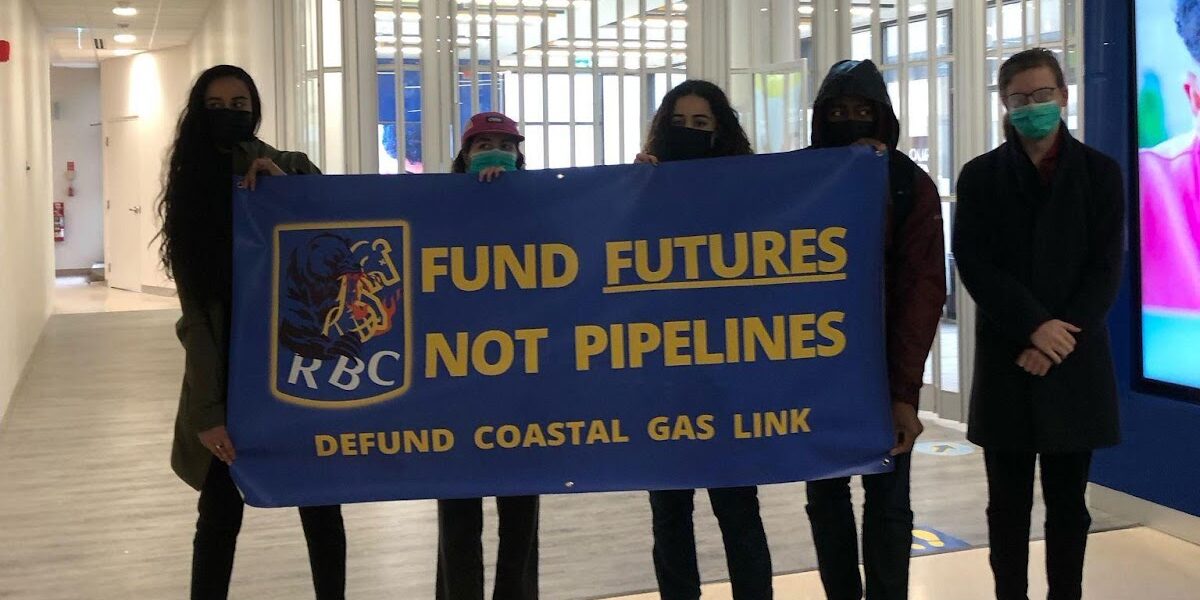 uOttawa students demonstrating outside the RBC uOttawa campus branch.