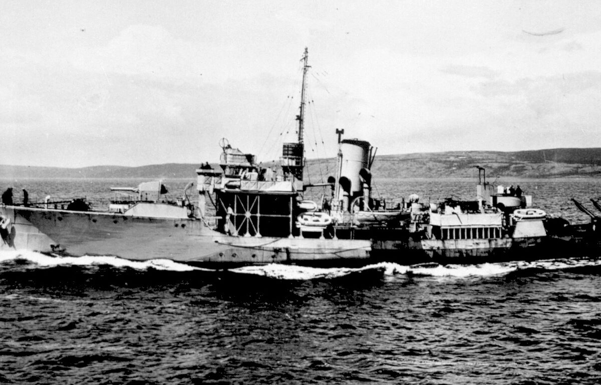 A black and white photo of the HMCS Alberni.