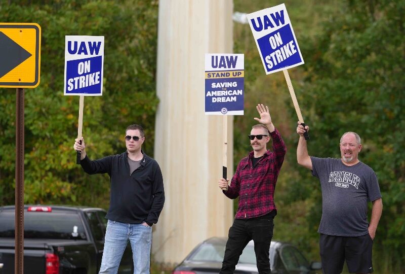 Members of UAW on the picket line.