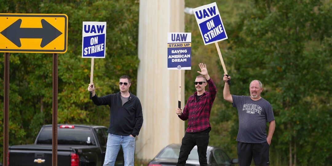 Members of UAW on the picket line.