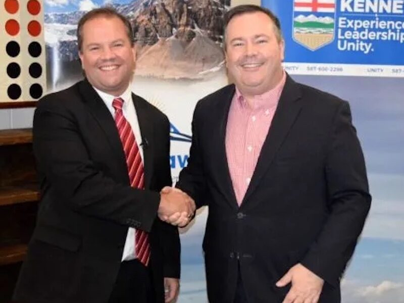 UCP leadership candidates Jeff Callaway and Jason Kenney shake hands during the 2017 UCP leadership race – Mr. Callaway dropped out and endorsed Mr. Kenney, who won handily.