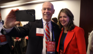 Danielle Smith poses for a selfie with Montana Governor Greg Gianforte, found guilty of beating up a reporter in 2017.