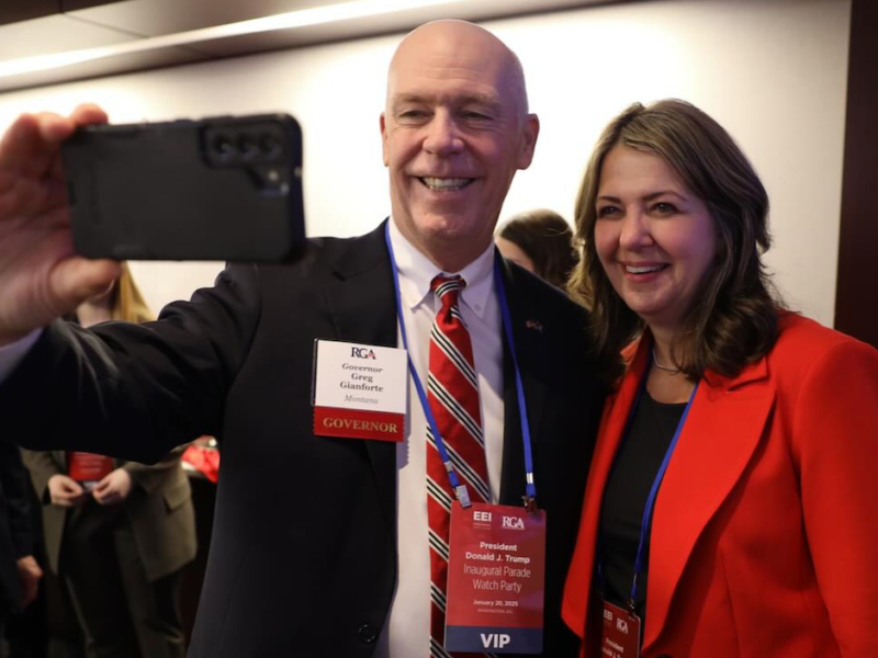 Danielle Smith poses for a selfie with Montana Governor Greg Gianforte, found guilty of beating up a reporter in 2017.