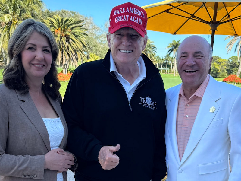 Alberta Premier Danielle Smith, U.S. president-elect Donald Trump, and Conservative politician and businessman Kevin O’Leary, who reputedly arranged the photo, at Mar-a-Lago.