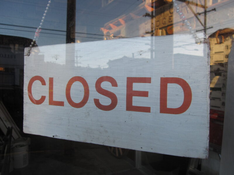 A closed sign. Tariffs will close businesses and cost Canada good jobs.