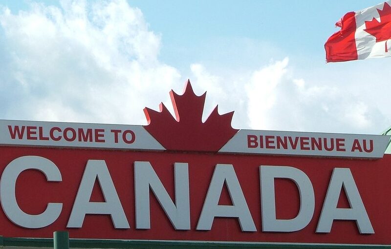 A sign welcoming people coming to Canada.