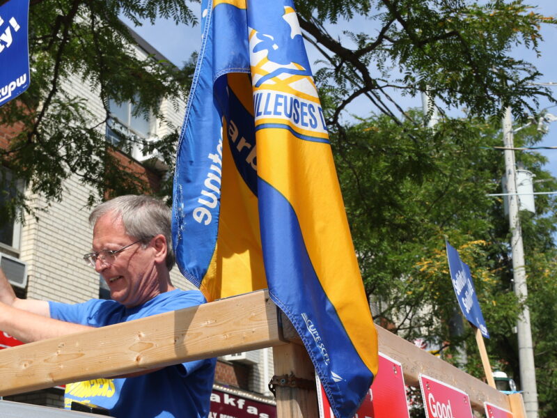 An image from a 2016 CUPW rally where the Ontario Federation of Labour joined to show solidarity with postal workers.