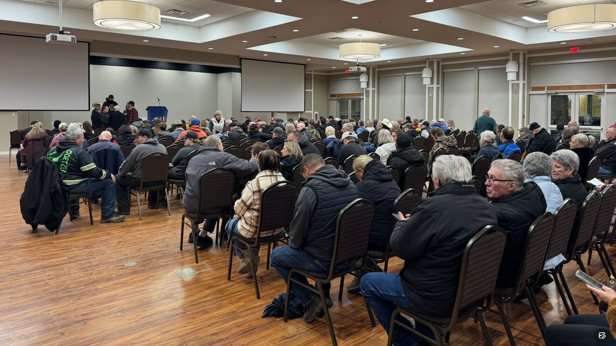 The Alberta Prosperity Project meeting in Stony Plain, just west of Edmonton, last Thursday – this picture published on social media by researcher Lily Polenchuk makes an interesting comparison with claims “hundreds” lined up to sign the separatist petition.