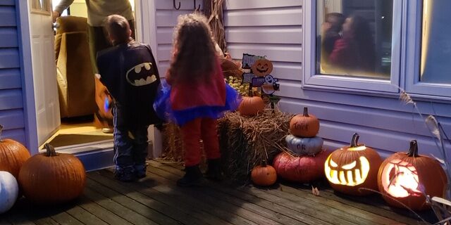 A couple of young trick-or-treaters.